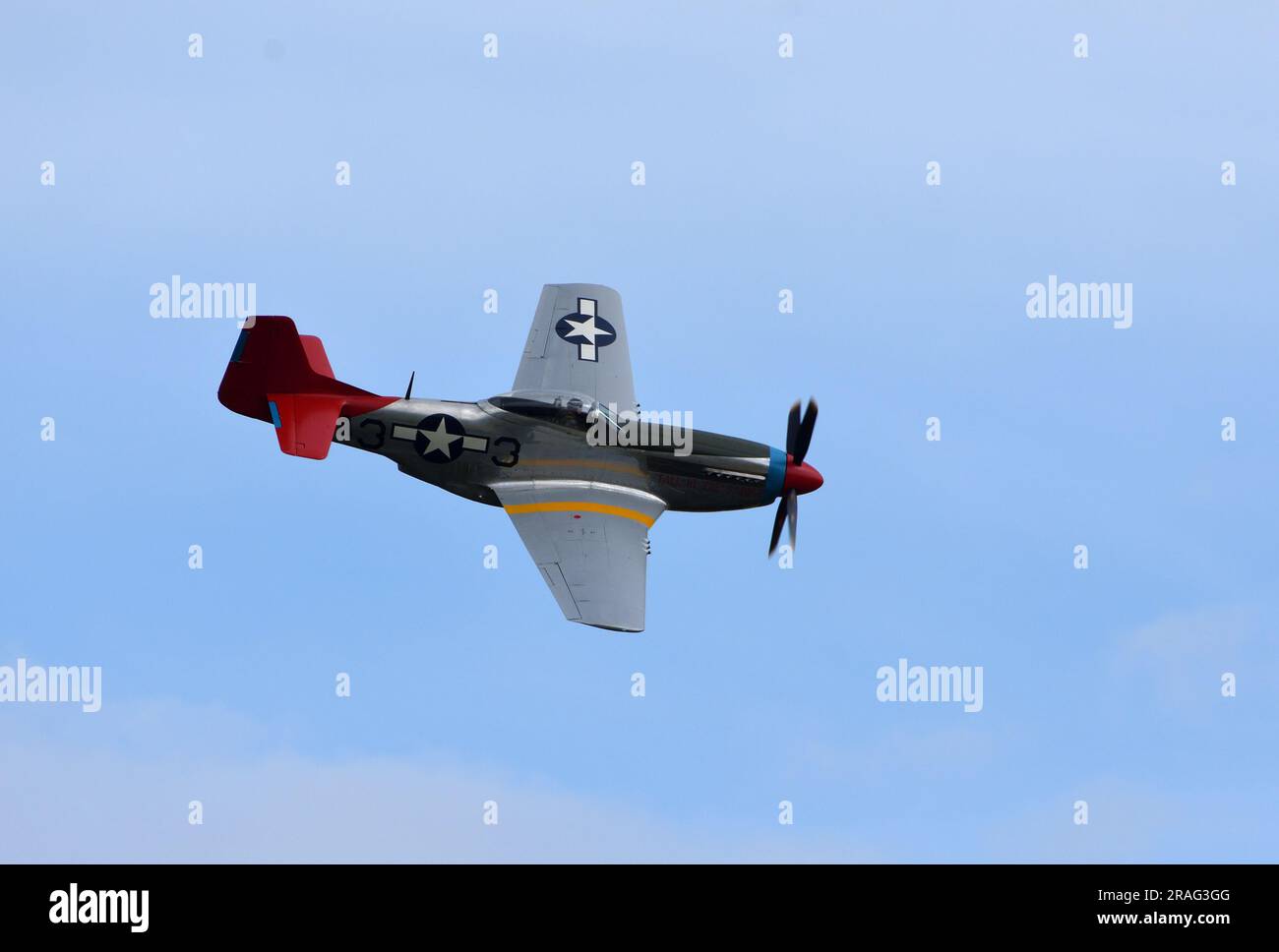 Vintage P51 Mustang 'Tall in the Saddle' A33 Red Tail en vol. Banque D'Images