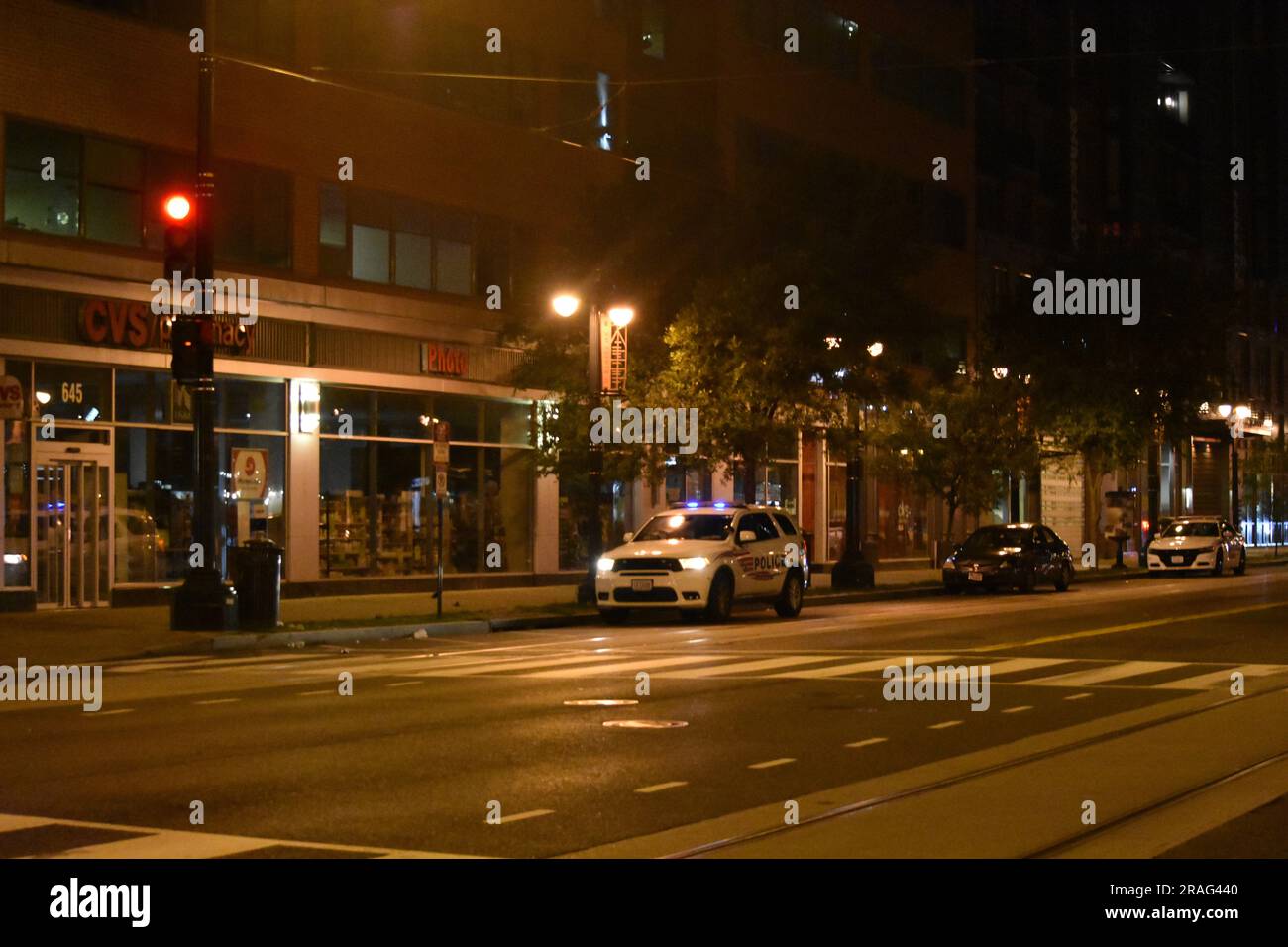 Un engin explosif a explosé sur le trottoir et a endommagé le bâtiment Nike. Les détectives de la Division des enquêtes criminelles du Metropolitan police Department et les agents du Bureau of Alcohol, Tobacco, armes à feu et explosifs de la Division de Washington sur le terrain sollicitent l'aide du public pour identifier les suspects et un véhicule en référence à la destruction des infractions de propriété qui se sont produites à Washington, DC, États-Unis. Vers 4 h 36, le suspect a fait exploser un engin sur le trottoir devant les portes du Nike Store situé dans le 700 pâté de maisons de H Street, au nord-est, t Banque D'Images