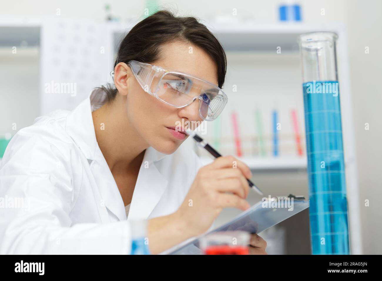 femme médecin travaillant avec le presse-papiers en laboratoire Banque D'Images