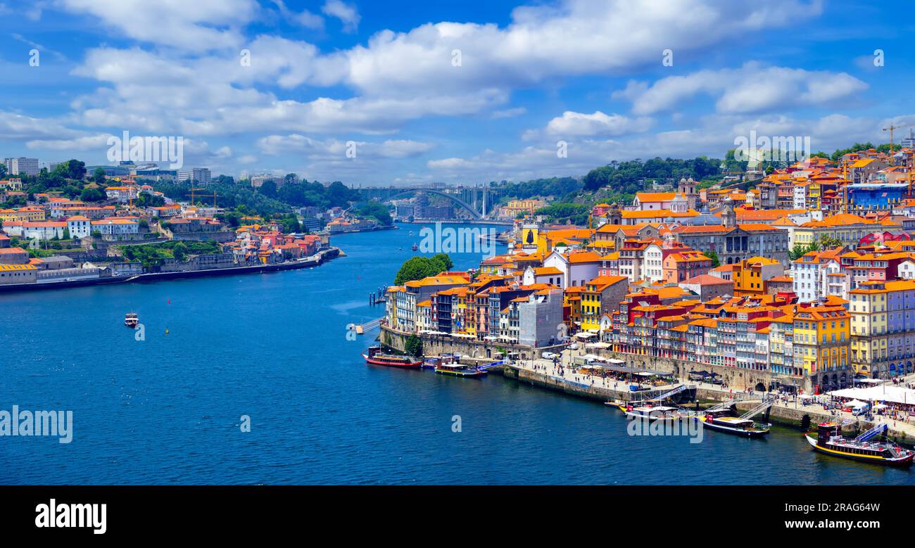 Porto, Portugal - 22 juin 2023 : vue panoramique sur le fleuve Douro, architecture de toit, structure de pont et la ligne d'horizon de la ville de Porto sur un d ensoleillé Banque D'Images