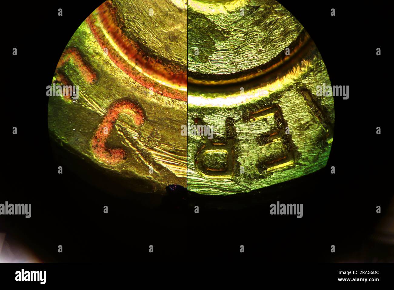 Comparaison microscopique du boîtier de la cartouche Banque D'Images