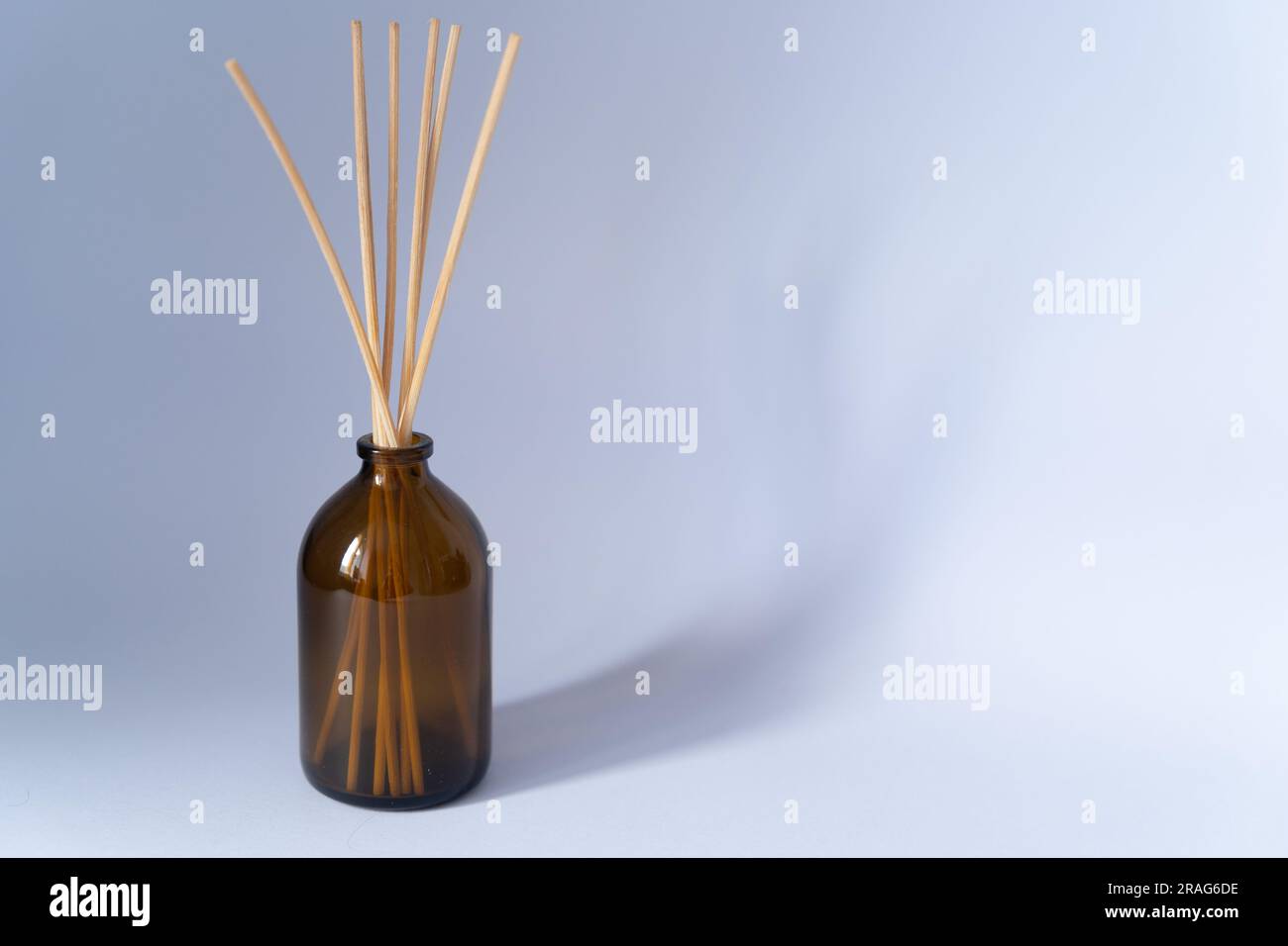 Bouquet de diffuseurs en bois en bouteille Banque D'Images