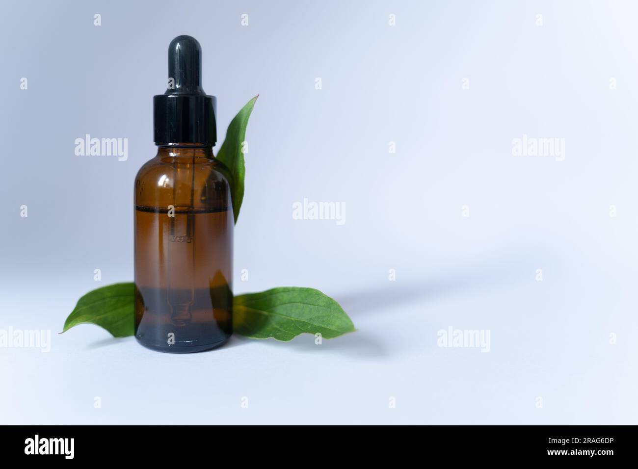 Flacon cosmétique de sérum avec peptides et rétinol Banque D'Images