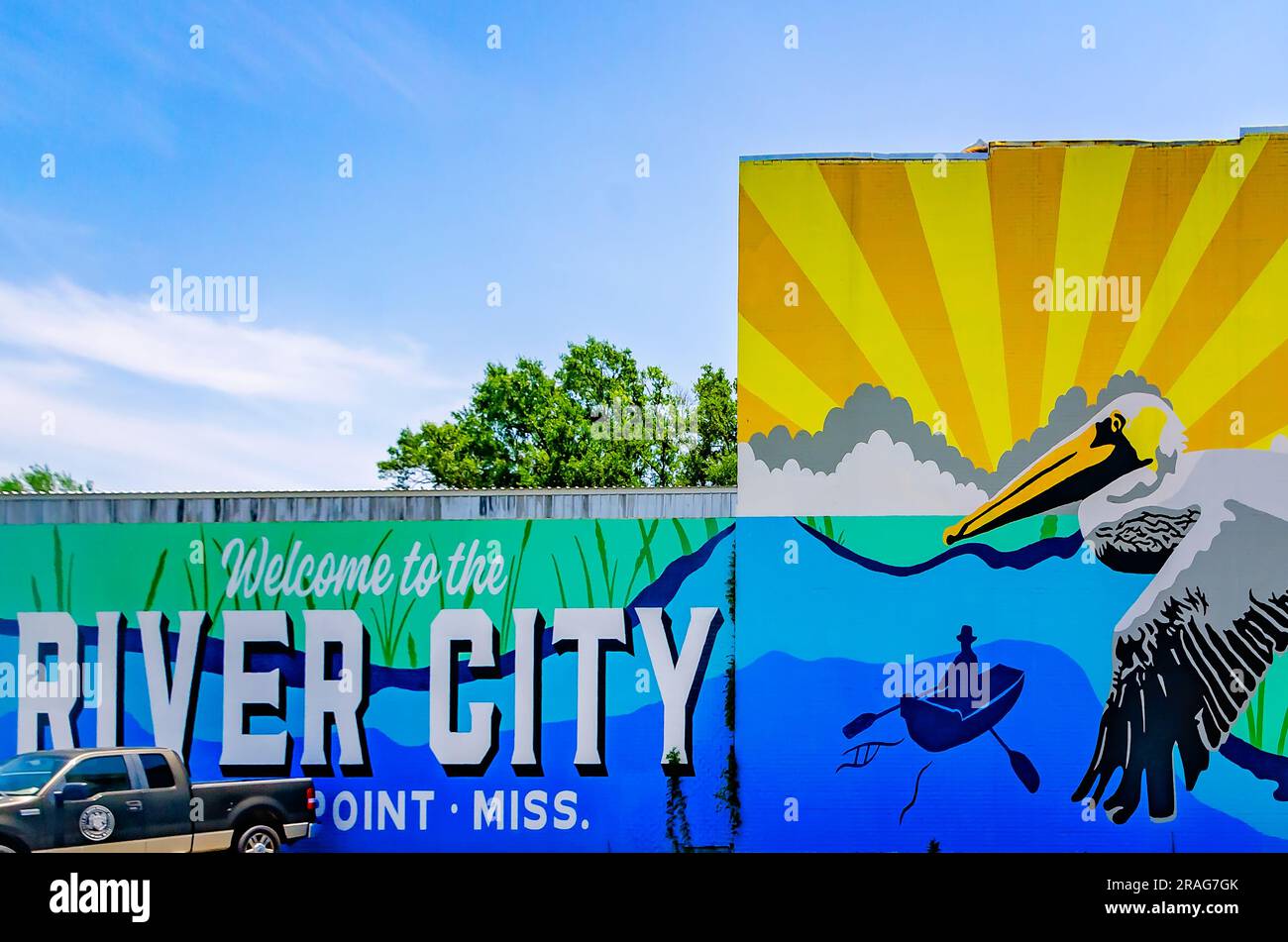 Une fresque de carte postale « Welcome to the River City » est peinte sur le côté d'un bâtiment du centre-ville, 24 juin 2023, à Moss point, Mississippi. Banque D'Images
