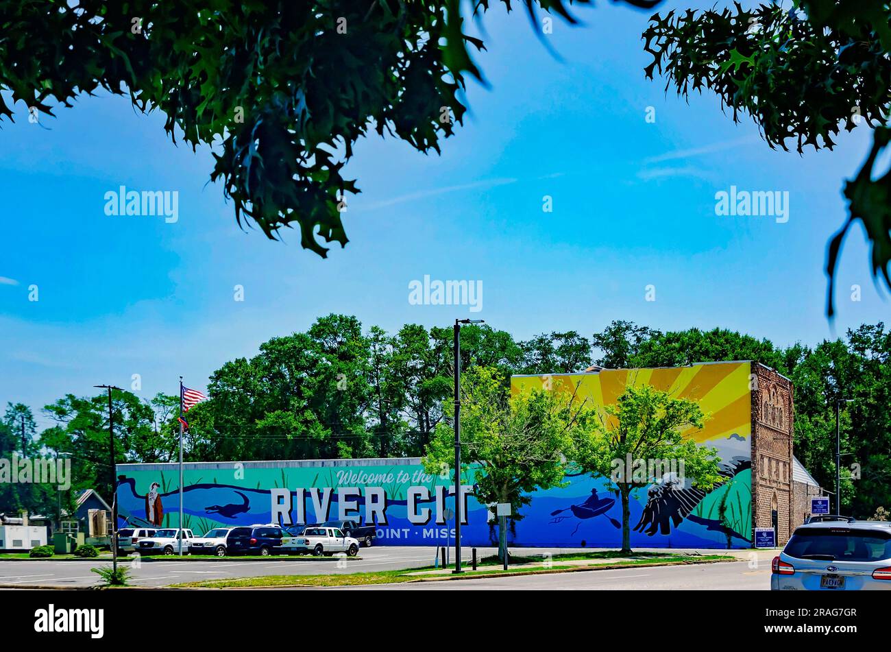 Une fresque de carte postale « Welcome to the River City » est peinte sur le côté d'un bâtiment du centre-ville, 24 juin 2023, à Moss point, Mississippi. Banque D'Images