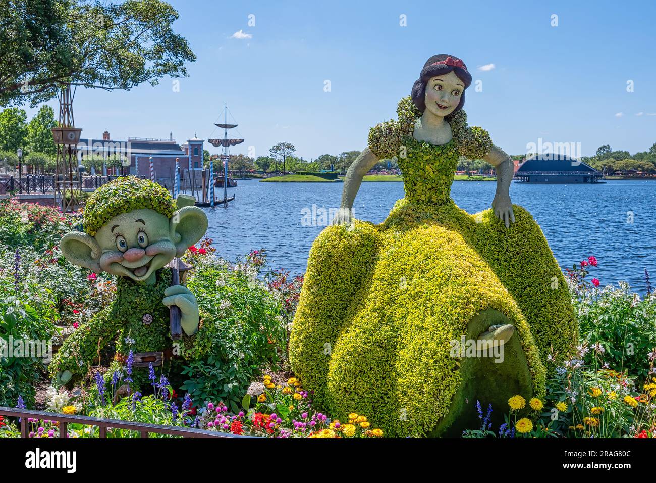 Dopey and Snow White de Seven Dwarfs topiary dans Disney World's Showcase en Floride pendant le festival des fleurs et des jardins Banque D'Images