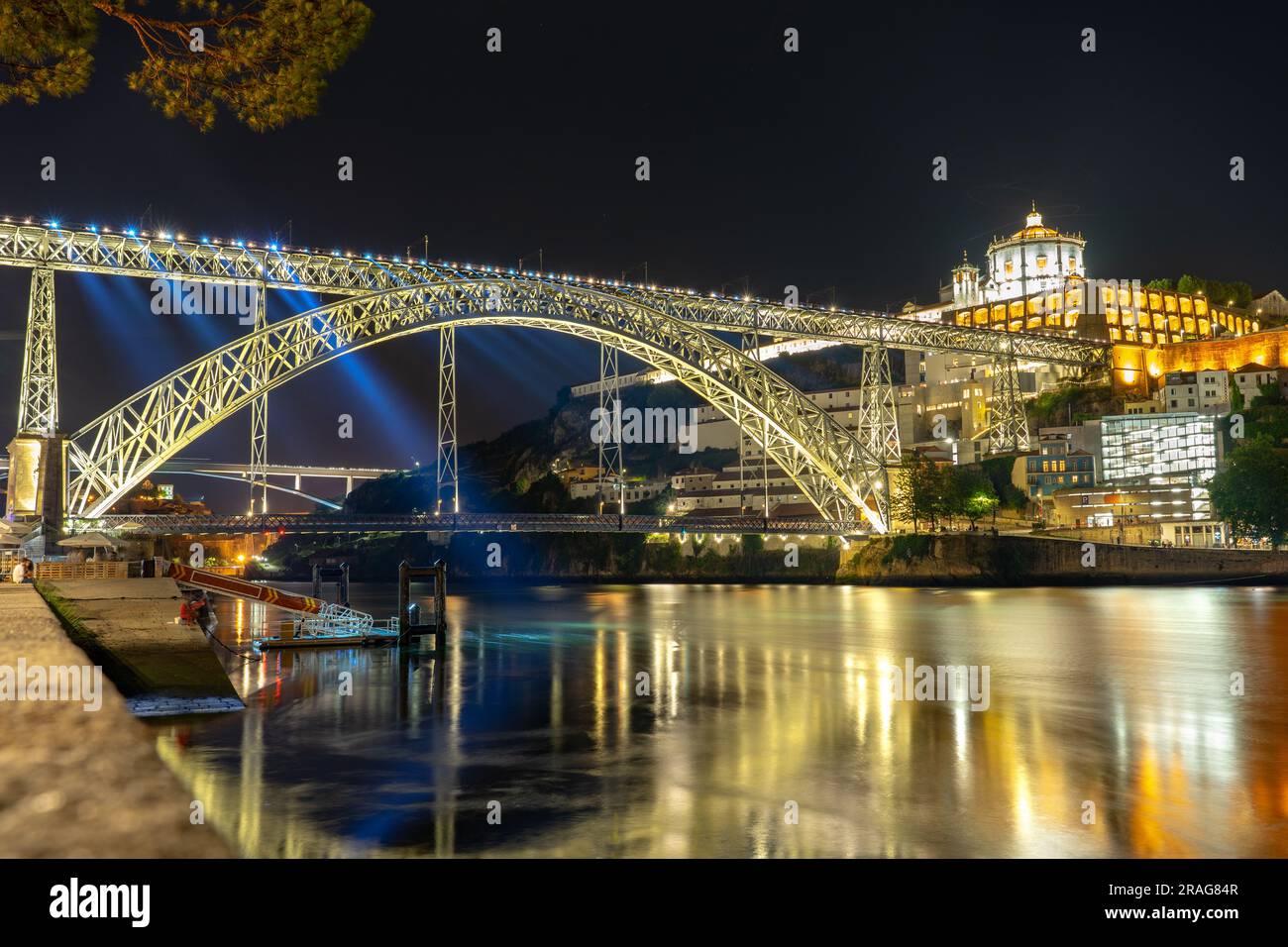 dom luiz brige lumière spectacle à Porto sur le bord de la rivière Duero paysage urbain la nuit. Banque D'Images