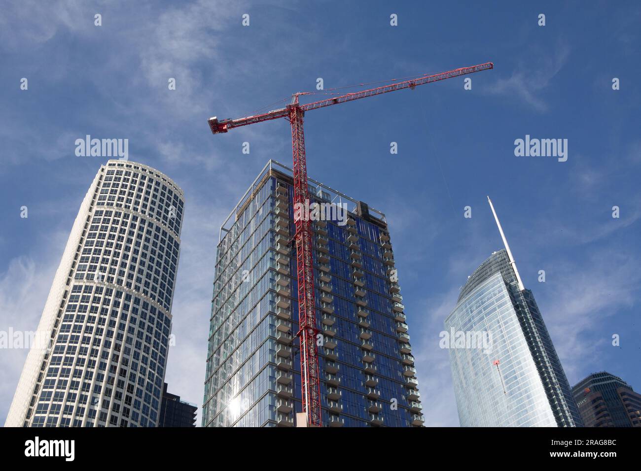 Construction sur 8th et la Tour Figueroa entre la Tour 777 et la Tour
