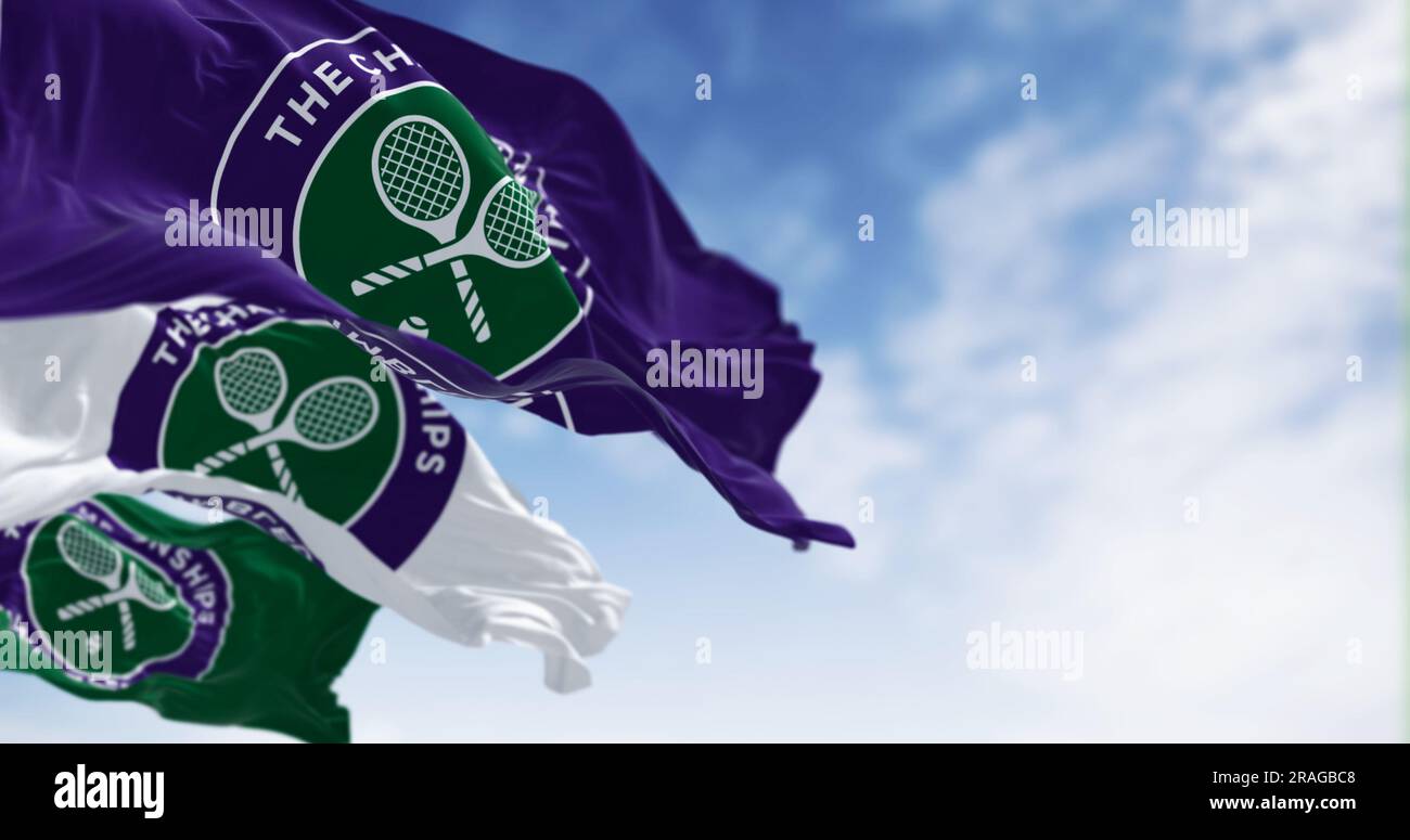 Londres, Royaume-Uni, 2023 mai : drapeaux avec le logo de Wimbledon des Championnats, qui agite dans le vent. Le tournoi de Wimbledon est un tournoi de tennis majeur. Ilustreti Banque D'Images