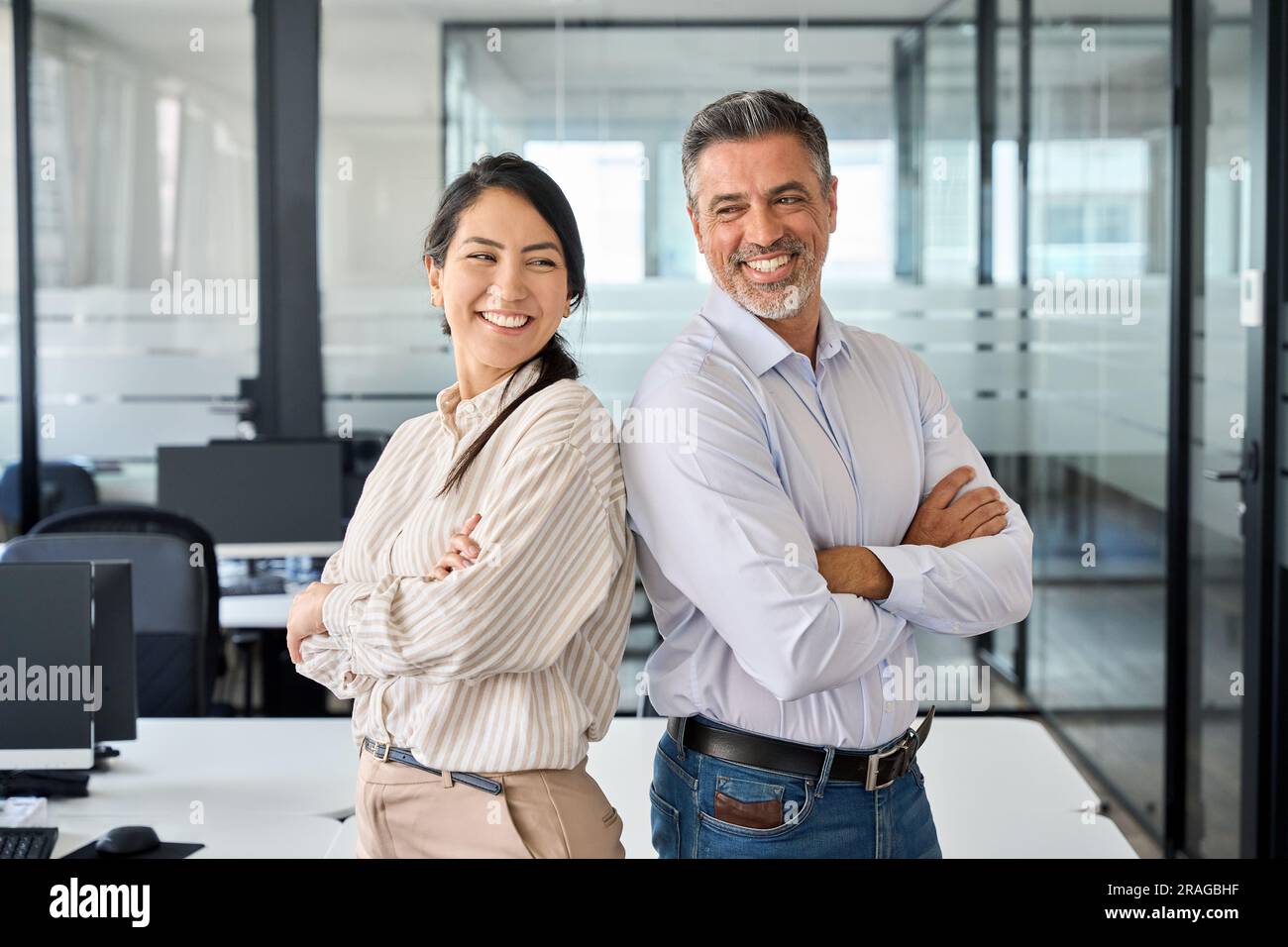 Joyeux sourire professionnel divers cadres équipe debout au bureau, portrait. Banque D'Images