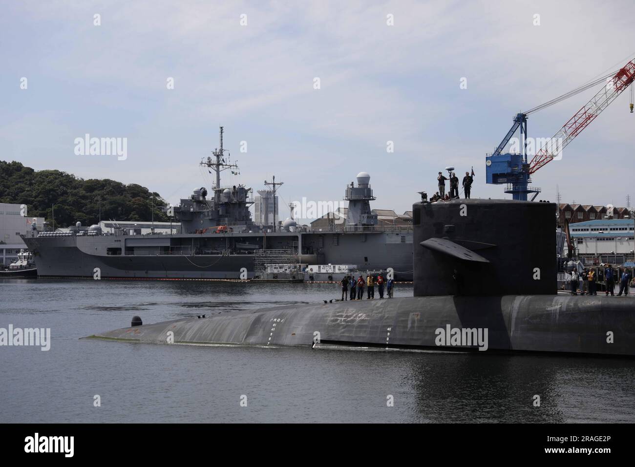 YOKOSUKA, Japon (2 juillet 2023) le sous-marin de missiles guidés de classe Ohio USS Michigan (SSGN 727) arrive dans les activités de la flotte Yokosuka, 2 juillet 2023. Homeporté à la base navale de Kitsap, Bangor, Washington, Michigan fournit des capacités de grève et de mission d'opération spéciale à partir d'une plate-forme furtive et clandestine. (É.-U. Navy photo par Mass communication Specialist 2nd Travis Baley) Banque D'Images