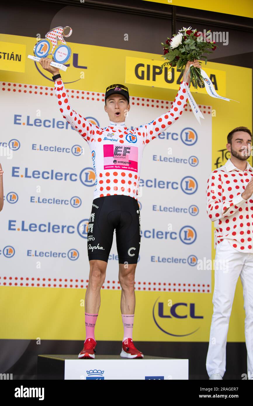 Neilson Powless sur le podium à San Sebastian avec le maillot des points de montagne du Tour de