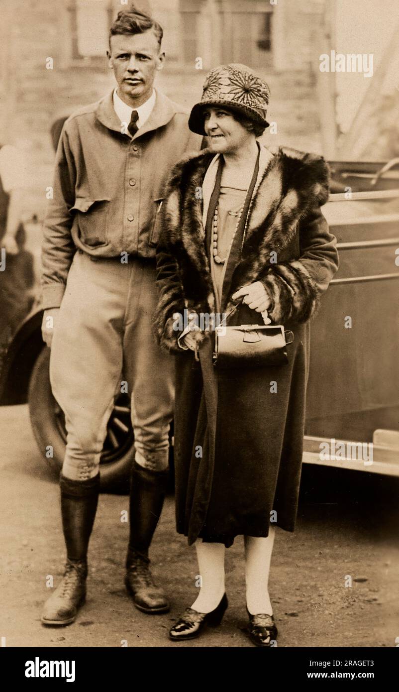 Charles Lindbergh avec sa mère Evangeline Lindbergh, portrait intégral, Underwood & Underwood, 1927 Banque D'Images
