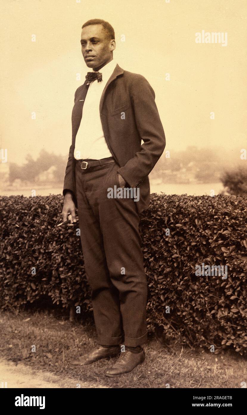 Ernest Everett Just (1883-1941), biologiste américain, écrivain universitaire et scientifique, portrait intégral, artiste non identifié, 1920 Banque D'Images