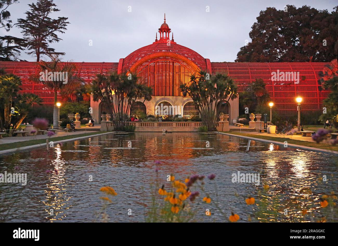 Bâtiment botanique et étang la nuit - San Diego, Californie Banque D'Images