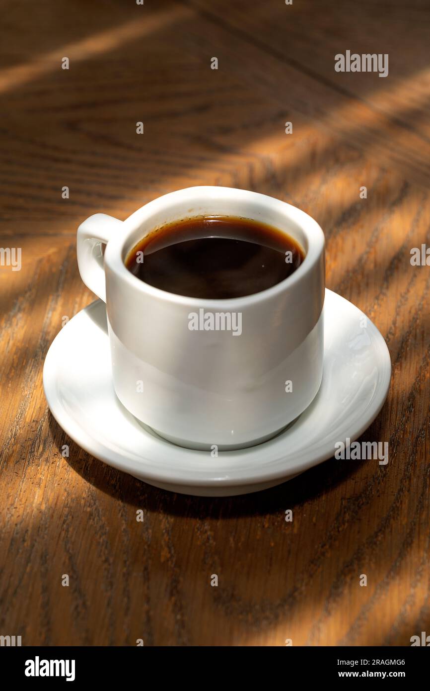 tasse de café dans une table en bois sur une belle Banque D'Images