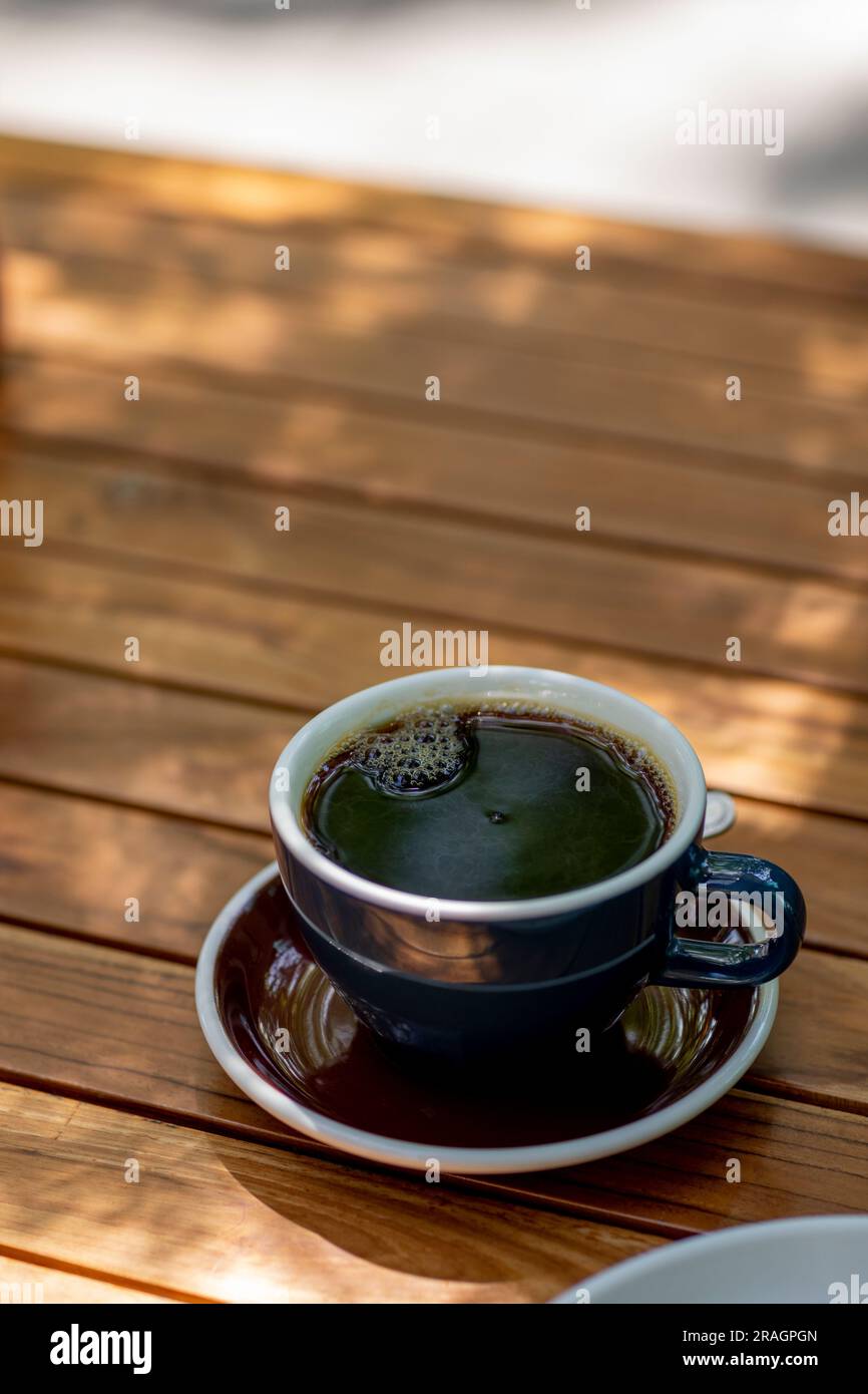 tasse de café dans une table en bois sur une belle Banque D'Images