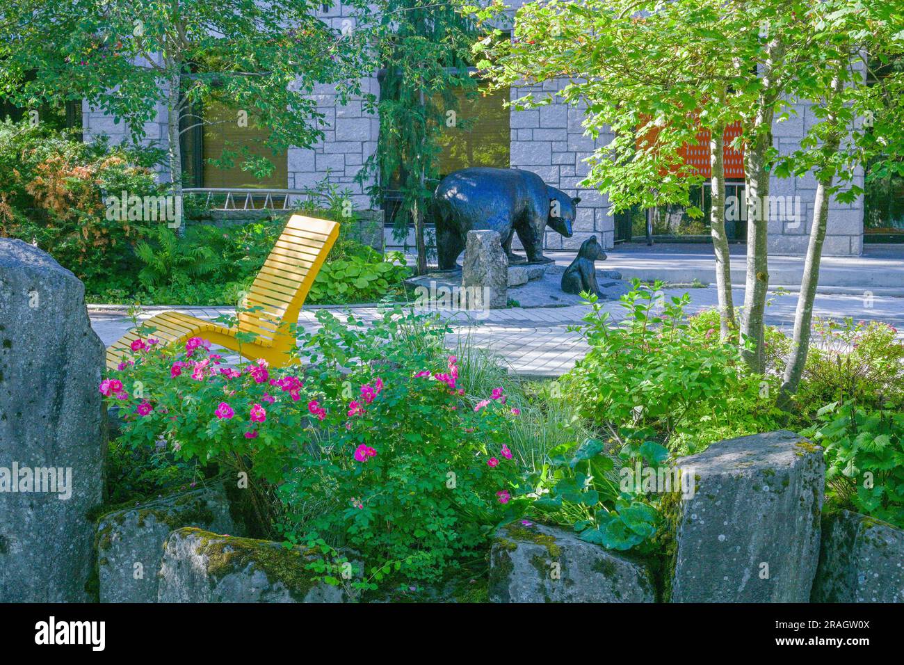 Mère Bear and cub, installation de sculptures par Mike Taylor, Village Park, Whistler (Colombie-Britannique), Canada Banque D'Images