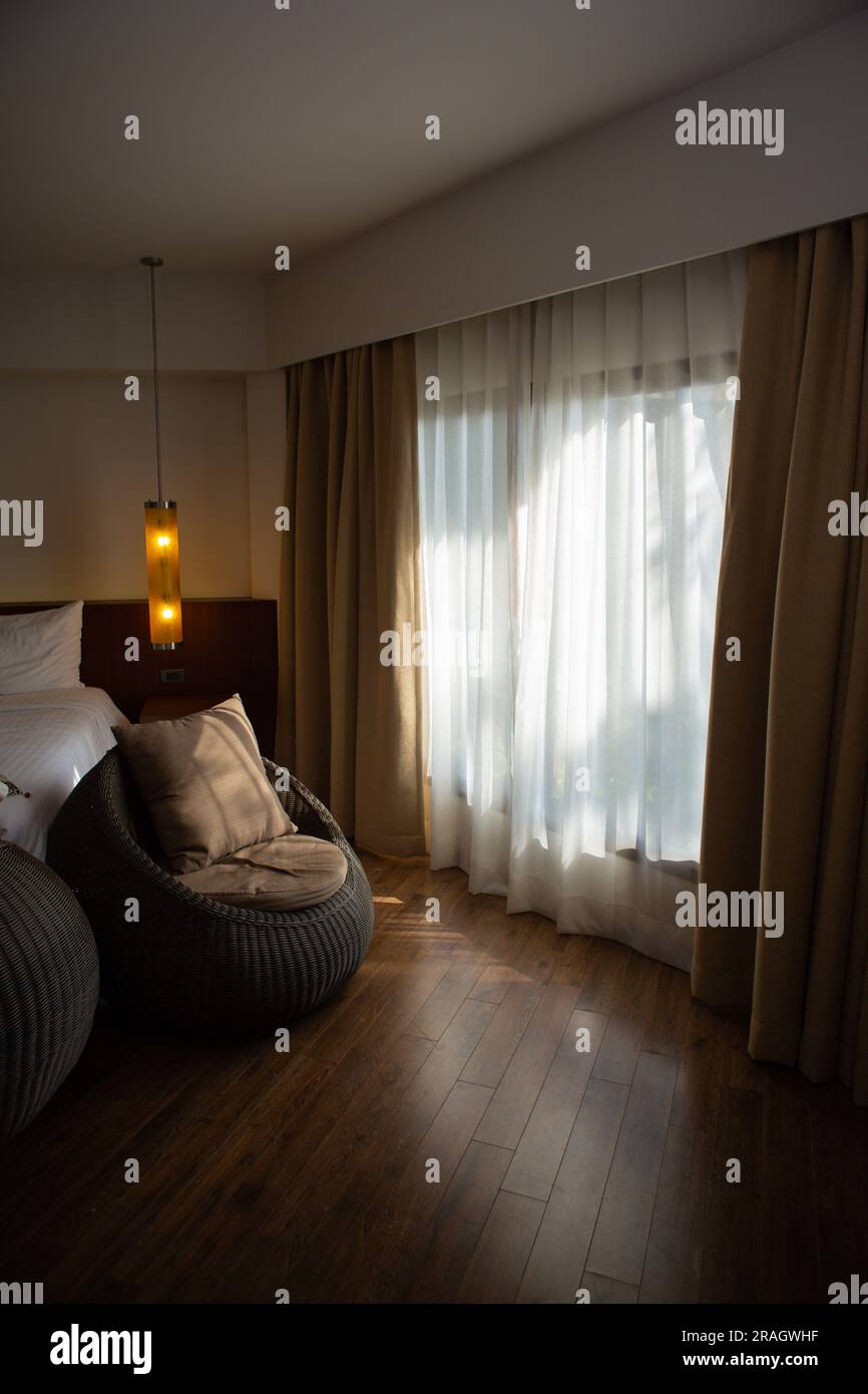 La chambre a de la lumière à travers le rideau de fenêtre. Banque D'Images