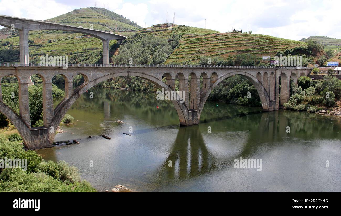 Ponts traversant le fleuve Douro à l'est de Porto dans la région viticole portugaise, vignobles en terrasse sur les pentes en arrière-plan, Peso da Regua, Portugal Banque D'Images