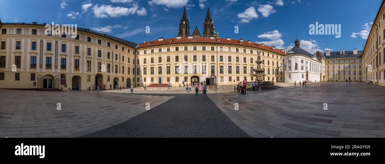 Vue panoramique sur la deuxième cour du château de Prague Banque D'Images