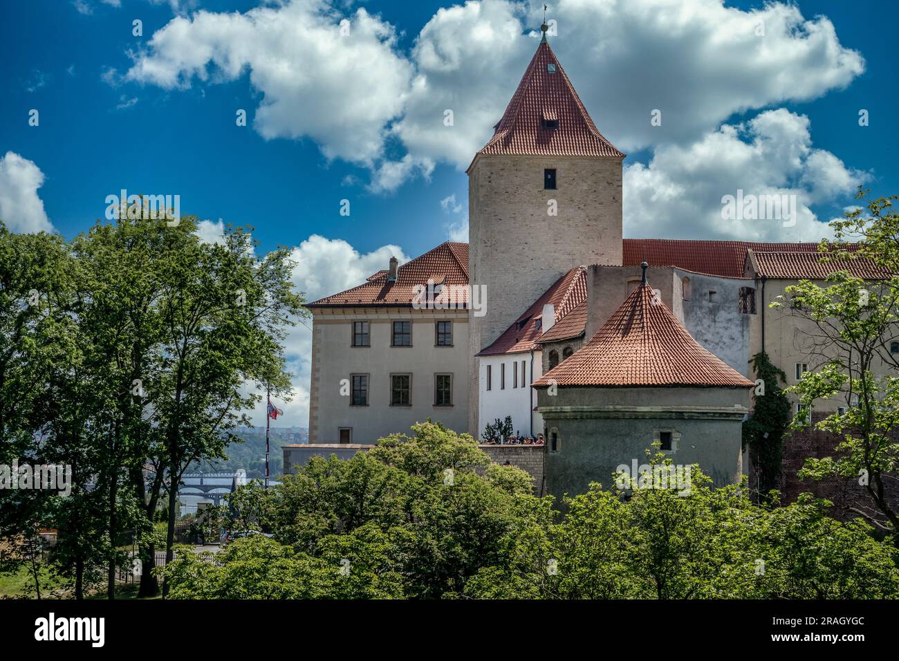 St. George porte et tour défensive circulaire dans le château de Prague avec ciel nuageux bleu Banque D'Images