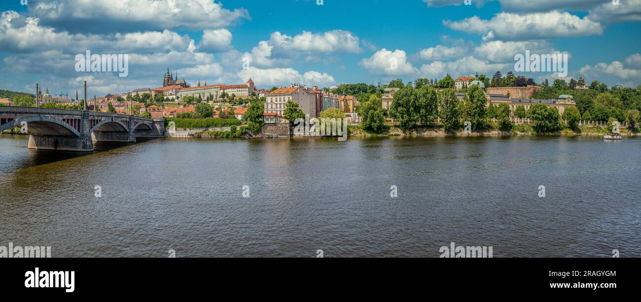 Vue panoramique sur le château de Prague et le pont Manes Banque D'Images