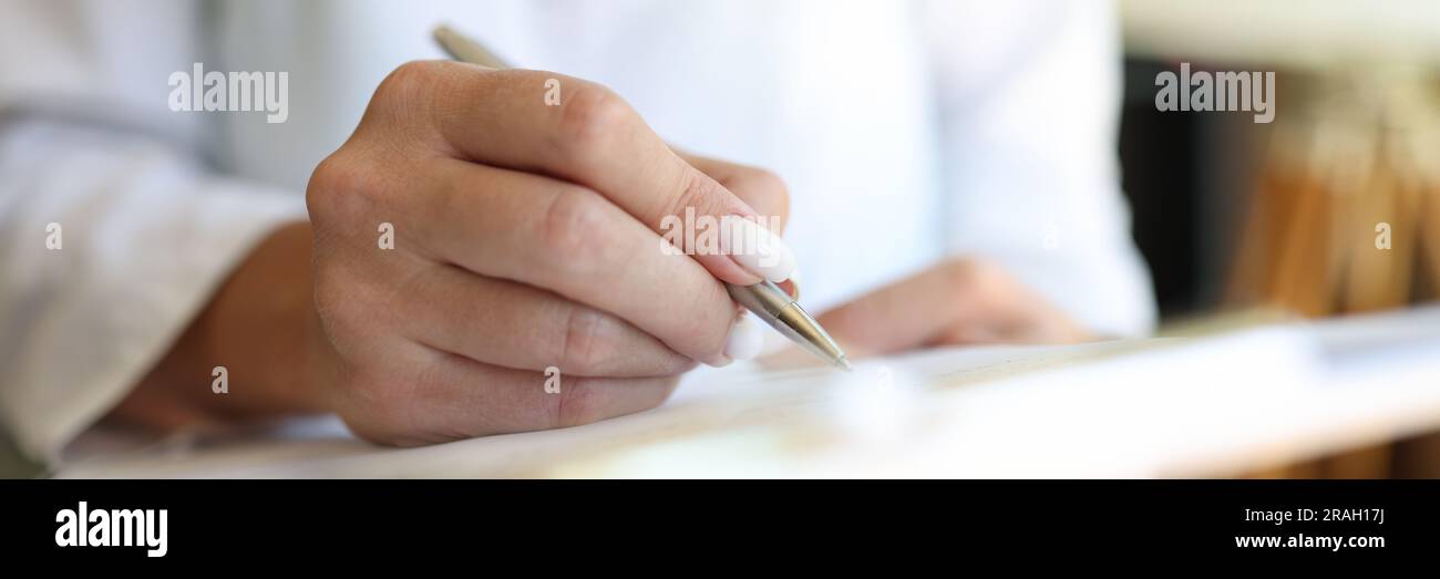 Médecin dans une blouse médicale mettre l'affiche sur le presse-papiers avec des documents Banque D'Images