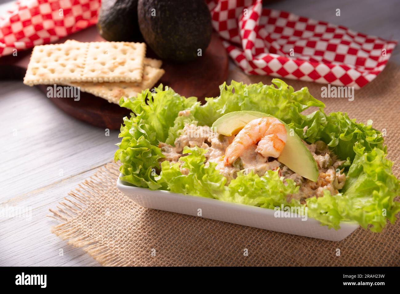 Salade de thon. Plat très populaire dans de nombreux pays, c'est une recette rapide, simple et nutritive, il peut être servi dans un sandwich, avec des biscuits ou comme une com Banque D'Images