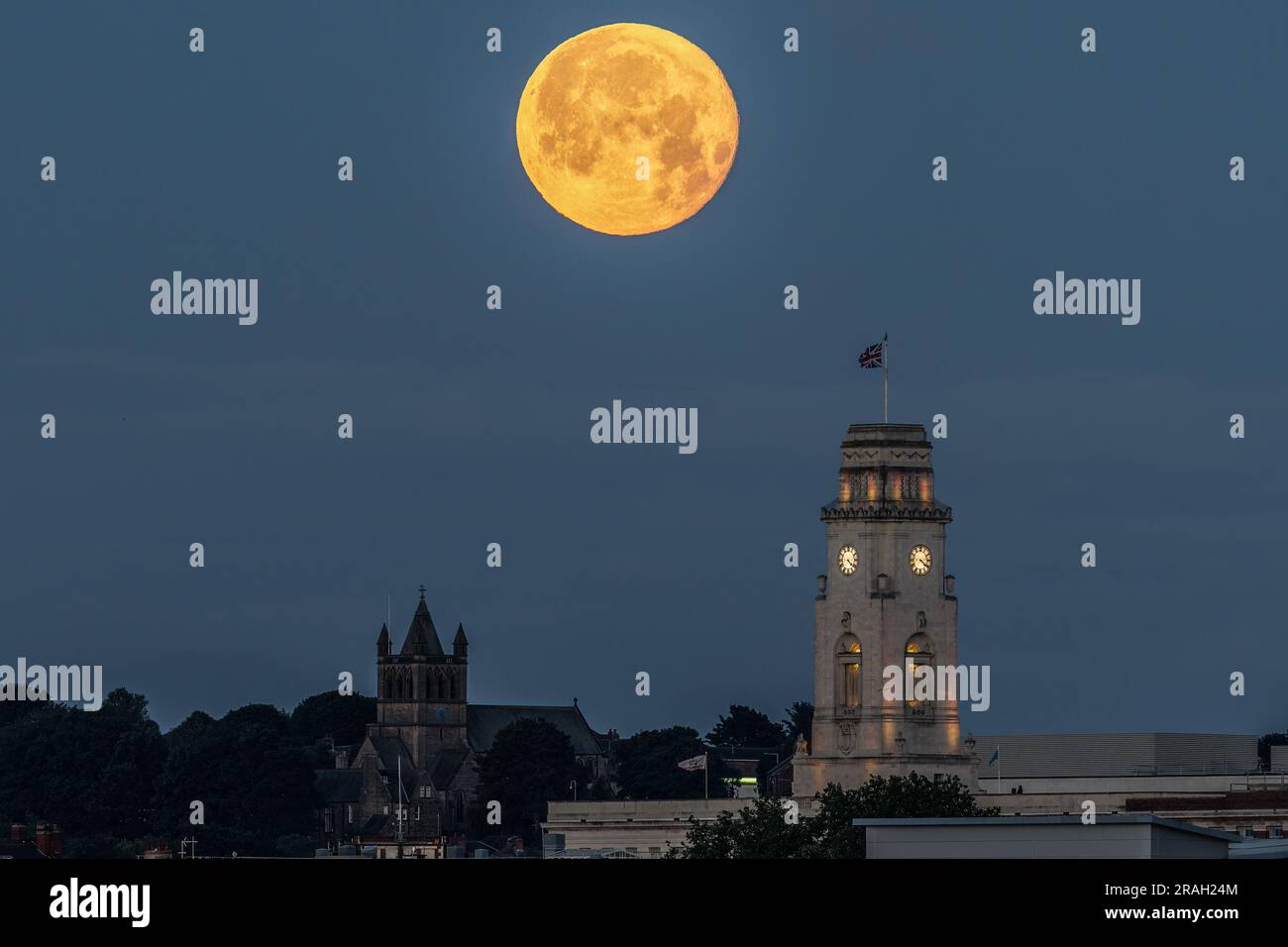 La lune de juillet, la Buck Moon se couche au-dessus de la mairie de Barnsley. Julys Buck Moon est le premier des quatre superlune d'une rangée pour 2023. Barnsley, Royaume-Uni, 4th juillet 2023 (photo de Mark Cosgrove/News Images) Banque D'Images