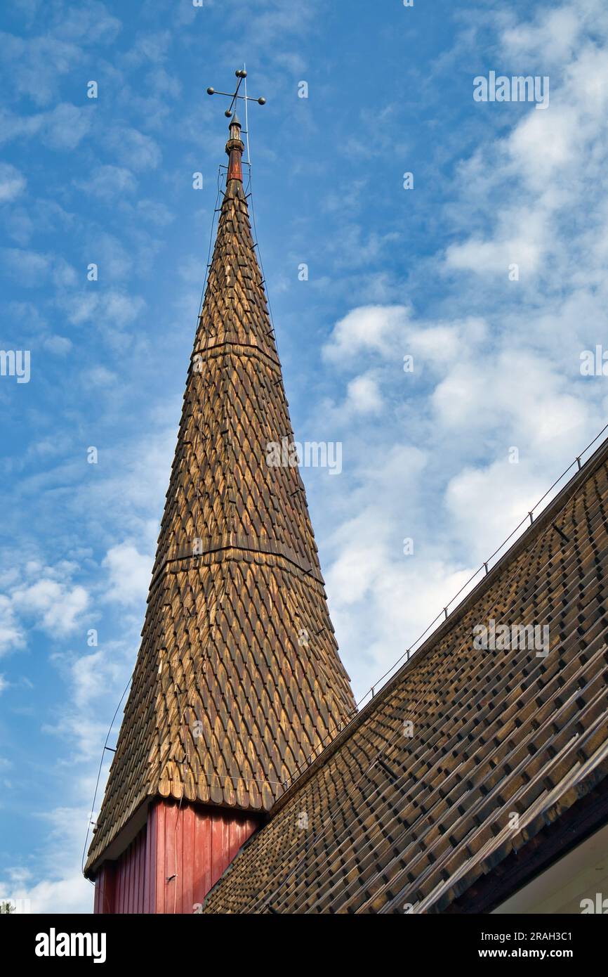 Bardeaux de bois usés sur le toit d'une église, Finlande Banque D'Images