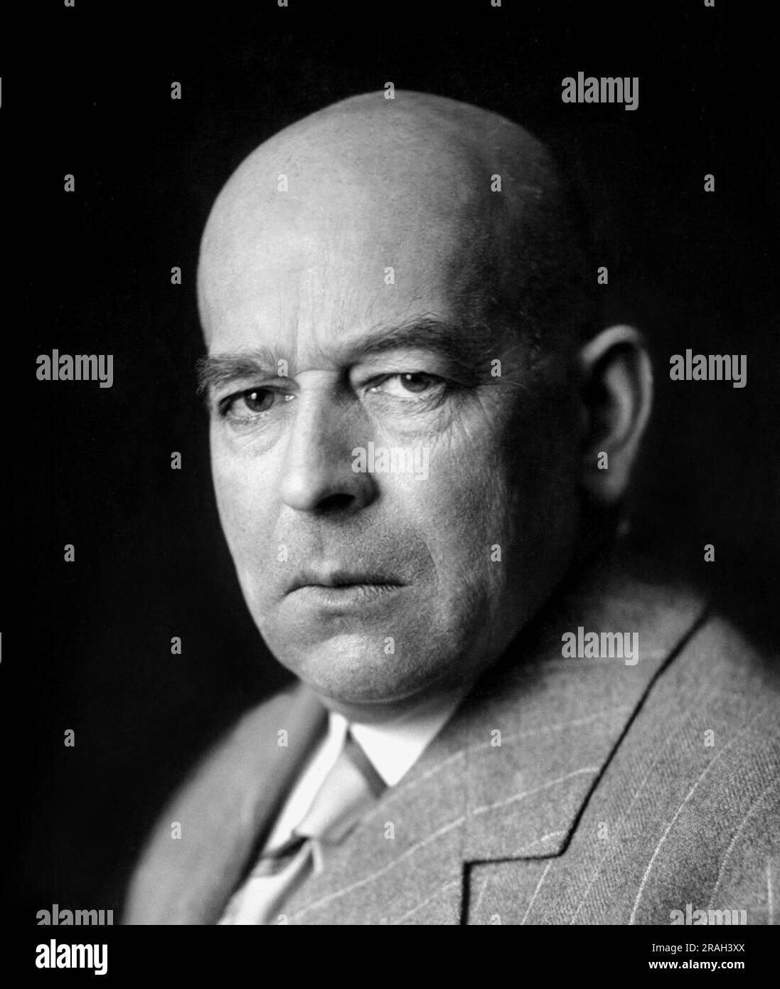 1932 CA , ALLEMAGNE : le witer allemand et philosophe de l'Histoire OSWALD SPENGLER ( 1880 - 1936 ), auteur de ' Der Untergang des Abendlandes ' ( 1918 - 1922 - il Tramonto dell'Occidente - le déclin de l'Ouest ) . Sprengler est considéré comme un nationaliste allemand et un critique du republicanisme et il a été un membre éminent de la Révolution conservatrice de l'ère Weimar . Bien qu'il ait voté pour Hitler sur Hindenburg lors de l'élection présidentielle allemande de 1932 et que les Nazis aient considéré ses écrits comme un moyen de fournir un ' respectable pedigre e ' à leur idéologie , Spengler a plus tard critiqué le nazisme dû Banque D'Images