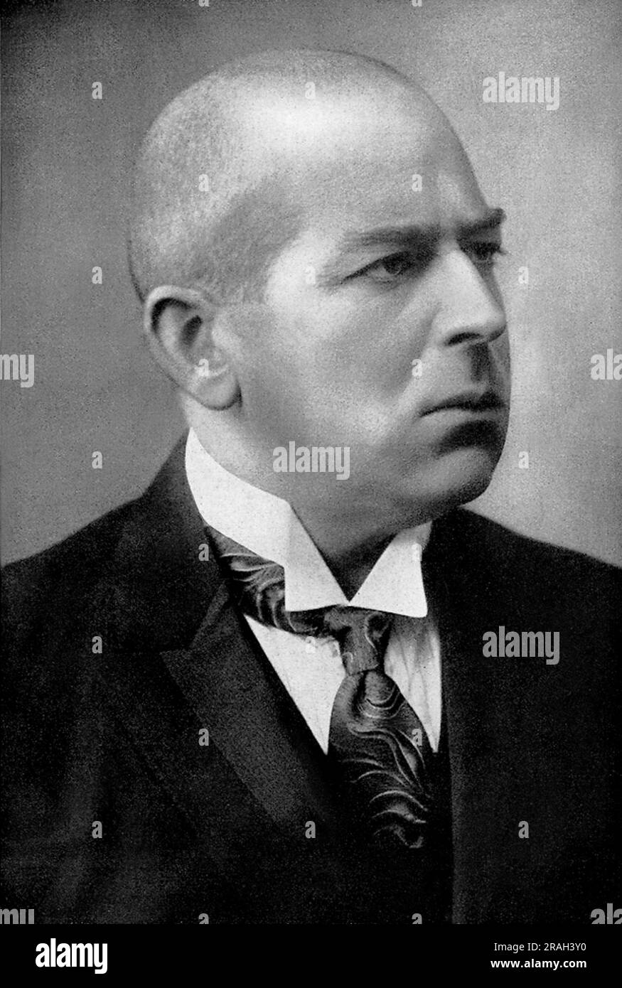 1925 CA , ALLEMAGNE : le witer allemand et philosophe de l'Histoire OSWALD SPENGLER ( 1880 - 1936 ), auteur de ' Der Untergang des Abendlandes ' ( 1918 - 1922 - il Tramonto dell' Occidente - le déclin de l'Ouest ) . Sprengler est considéré comme un nationaliste allemand et un critique du republicanisme et il a été un membre éminent de la Révolution conservatrice de l'ère Weimar . Bien qu'il ait voté pour Hitler sur Hindenburg lors de l'élection présidentielle allemande de 1932 et que les Nazis aient considéré ses écrits comme un moyen de fournir un ' respectable pedigre e ' à leur idéologie , Spengler a plus tard critiqué le nazisme dû Banque D'Images