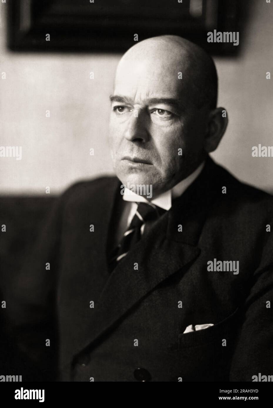 1930 , ALLEMAGNE : le witer allemand et philosophe de l'Histoire OSWALD SPENGLER ( 1880 - 1936 ), auteur de ' Der Untergang des Abendlandes ' ( 1918 - 1922 - il Tramonto dell'Occidente - le déclin de l'Ouest ) . Sprengler est considéré comme un nationaliste allemand et un critique du republicanisme et il a été un membre éminent de la Révolution conservatrice de l'ère Weimar . Bien qu'il ait voté pour Hitler sur Hindenburg lors de l'élection présidentielle allemande de 1932 et que les Nazis aient considéré ses écrits comme un moyen de fournir un ' respectable pedigre e ' à leur idéologie , Spengler a plus tard critiqué le nazisme à cause de Banque D'Images