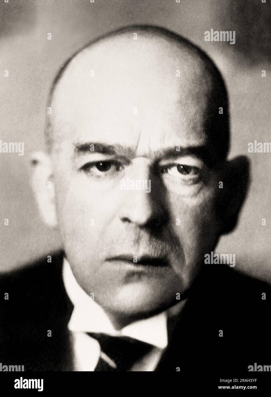 1930 , ALLEMAGNE : le witer allemand et philosophe de l'Histoire OSWALD SPENGLER ( 1880 - 1936 ), auteur de ' Der Untergang des Abendlandes ' ( 1918 - 1922 - il Tramonto dell'Occidente - le déclin de l'Ouest ) . Sprengler est considéré comme un nationaliste allemand et un critique du republicanisme et il a été un membre éminent de la Révolution conservatrice de l'ère Weimar . Bien qu'il ait voté pour Hitler sur Hindenburg lors de l'élection présidentielle allemande de 1932 et que les Nazis aient considéré ses écrits comme un moyen de fournir un ' respectable pedigre e ' à leur idéologie , Spengler a plus tard critiqué le nazisme à cause de Banque D'Images