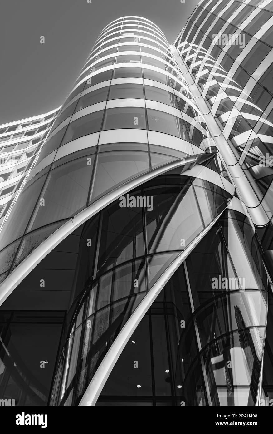 Gratte-ciel moderne dans le quartier des affaires. Vue abstraite grand angle de gratte-ciel de bâtiment commercial de grande hauteur en verre extérieur. Des indus réussis Banque D'Images