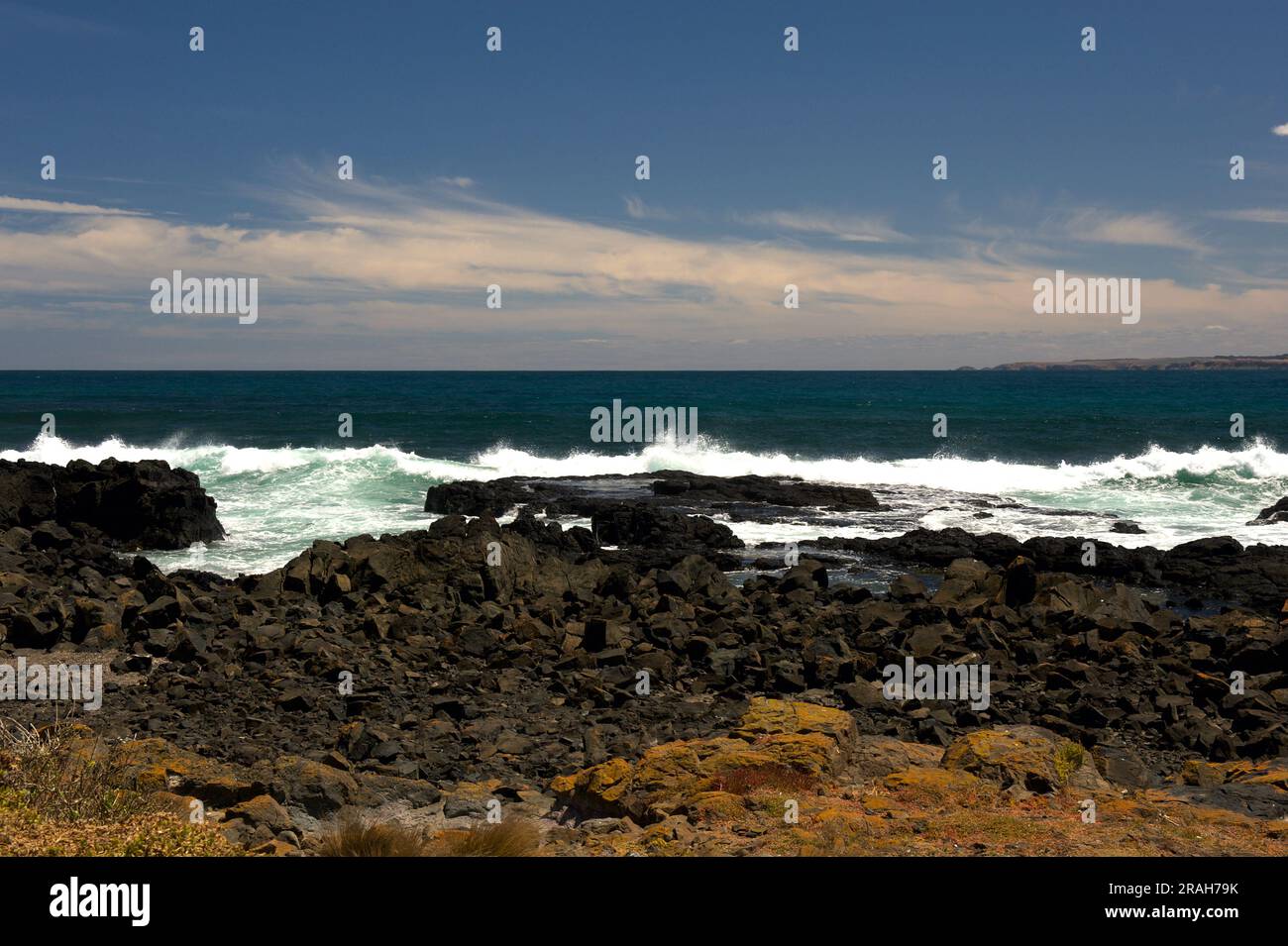 Phillip Island était volcanique dans un passé lointain, il a donc beaucoup de côtes noires et rocheuses, avec des piscines rocheuses à explorer - si vous pouvez y arriver! Banque D'Images