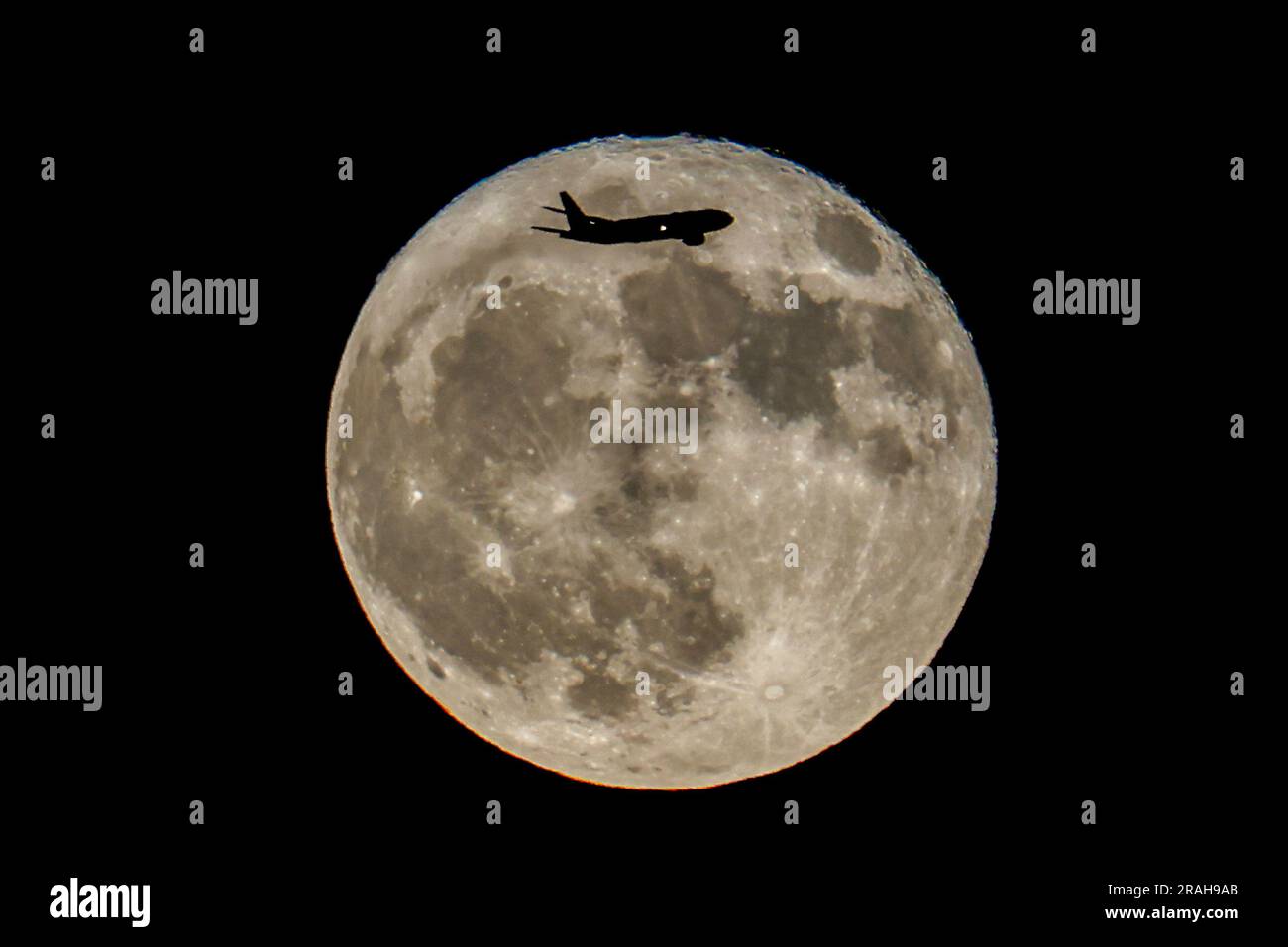 États-Unis. 03rd juillet 2023. Un avion survole la superlune connue sous le nom de « Buck Moon », la première des quatre supermoons en 2023, qui s'élève au-dessus de Los Angeles. Crédit : SOPA Images Limited/Alamy Live News Banque D'Images