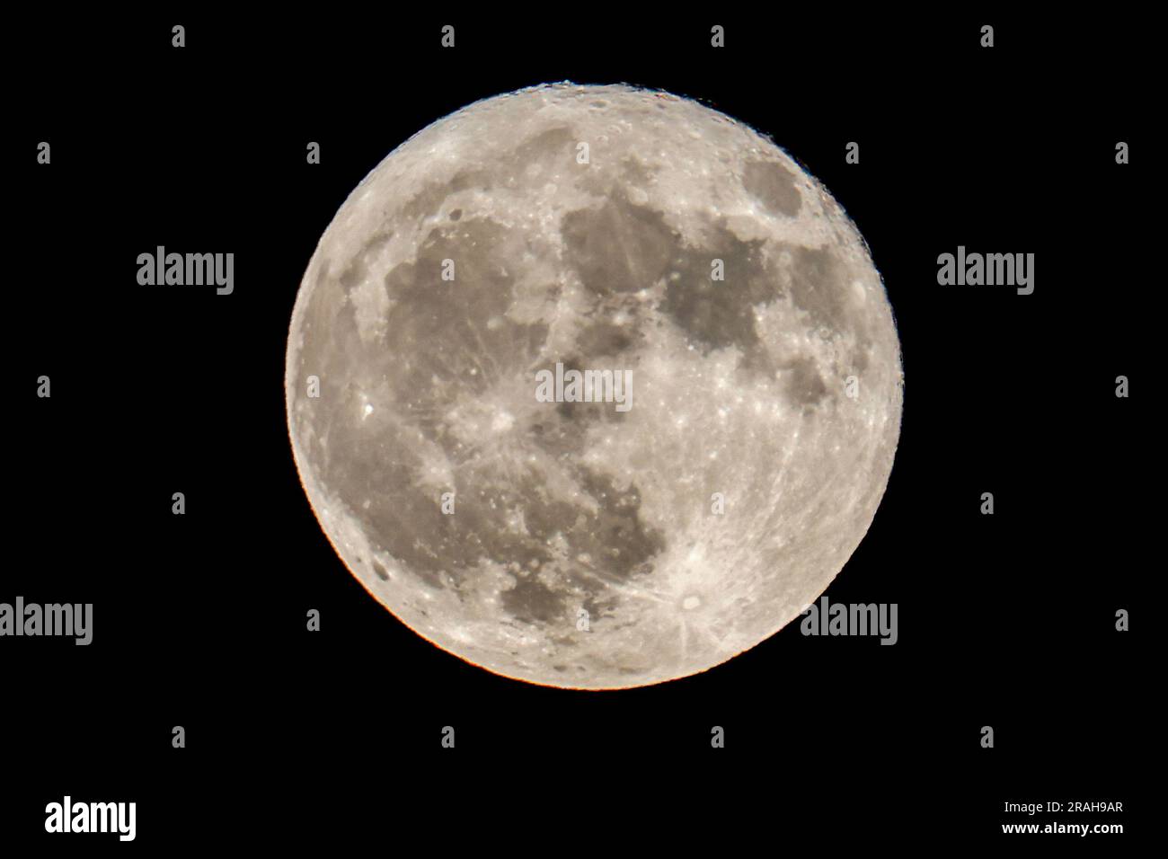 États-Unis. 03rd juillet 2023. La superlune connue sous le nom de « Buck Moon », la première des quatre superlunes en 2023, s'élève au-dessus de Los Angeles. Crédit : SOPA Images Limited/Alamy Live News Banque D'Images