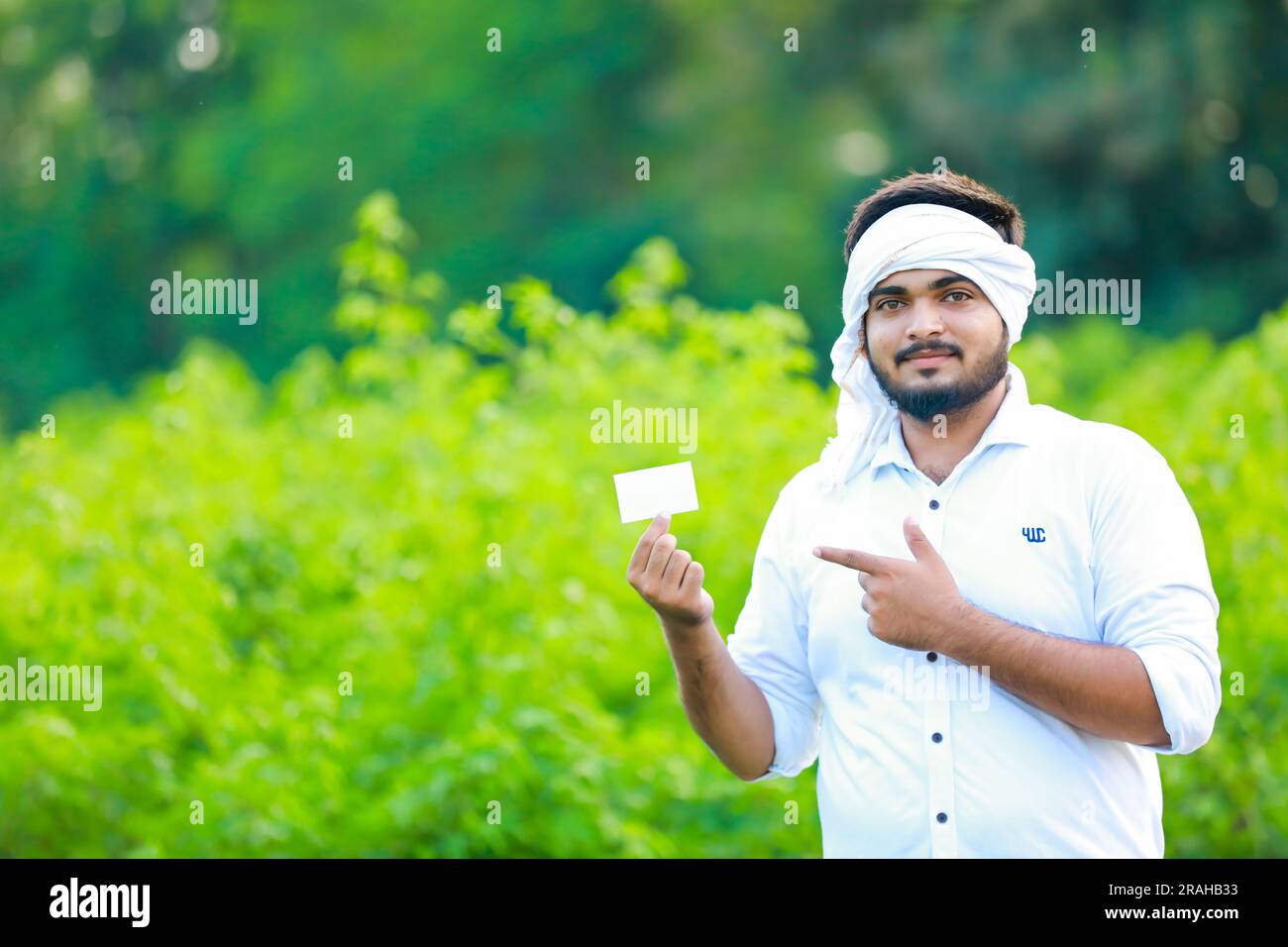 Agriculteur indien tenant une carte ATM, fermier heureux Banque D'Images