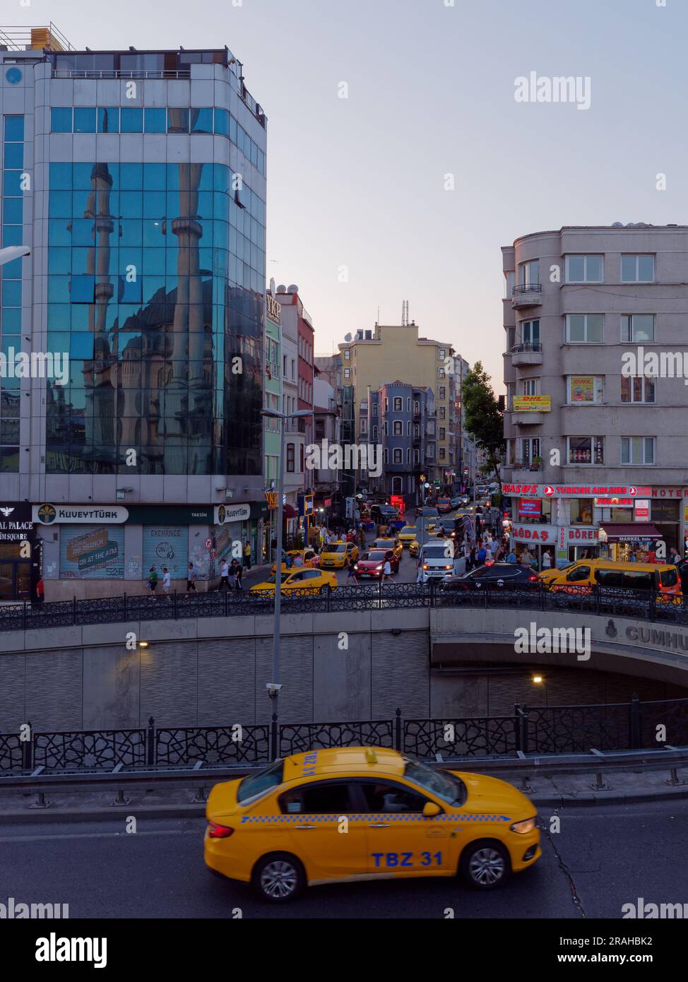 Taxis jaunes sur une rue animée surélevée près de la place Taksim sur un soir d'été Banque D'Images