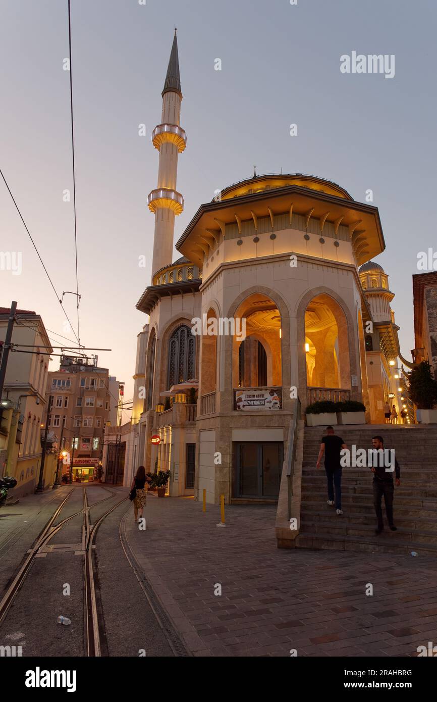 Extérieur de la mosquée Taksim sur une nuit d'été, place Taksim, Istanbul, Turquie Banque D'Images
