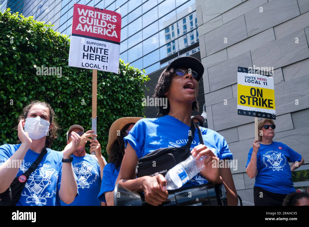 Los Angeles, États-Unis. 03rd juillet 2023. Les membres de la Writers Guild of America (WGA) portant des chemises bleues soutiennent les travailleurs hôteliers en grève à l'extérieur de JW Marriott Los Angeles. Les employés des hôtels du sud de la Californie sont EN GRÈVE ! Des milliers de personnes ont quitté leur emploi dans les propriétés du centre-ville de Los Angeles et de Santa Monica, dans le but d'obtenir des salaires plus élevés et d'améliorer les soins de santé et les prestations de retraite. Crédit : SOPA Images Limited/Alamy Live News Banque D'Images