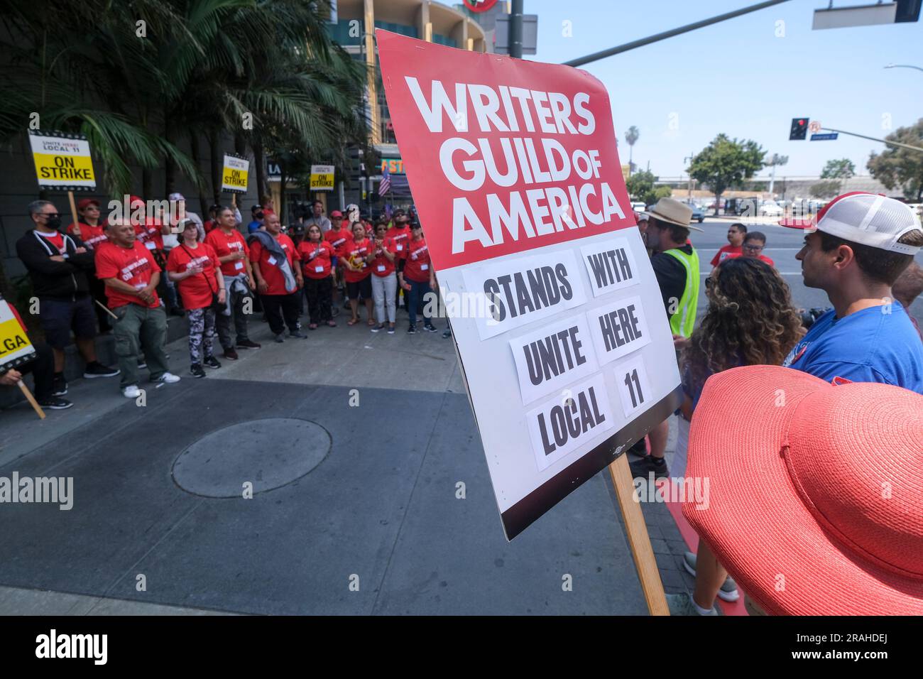 Los Angeles, États-Unis. 03rd juillet 2023. Un membre de la Writers Guild of America (WGA), qui détient un écriteau, soutient les travailleurs hôteliers en grève à l'extérieur de JW Marriott Los Angeles. Les employés des hôtels du sud de la Californie sont EN GRÈVE ! Des milliers de personnes ont quitté leur emploi dans les propriétés du centre-ville de Los Angeles et de Santa Monica, dans le but d'obtenir des salaires plus élevés et d'améliorer les soins de santé et les prestations de retraite. (Photo de Ringo Chiu/SOPA Images/Sipa USA) crédit: SIPA USA/Alay Live News Banque D'Images