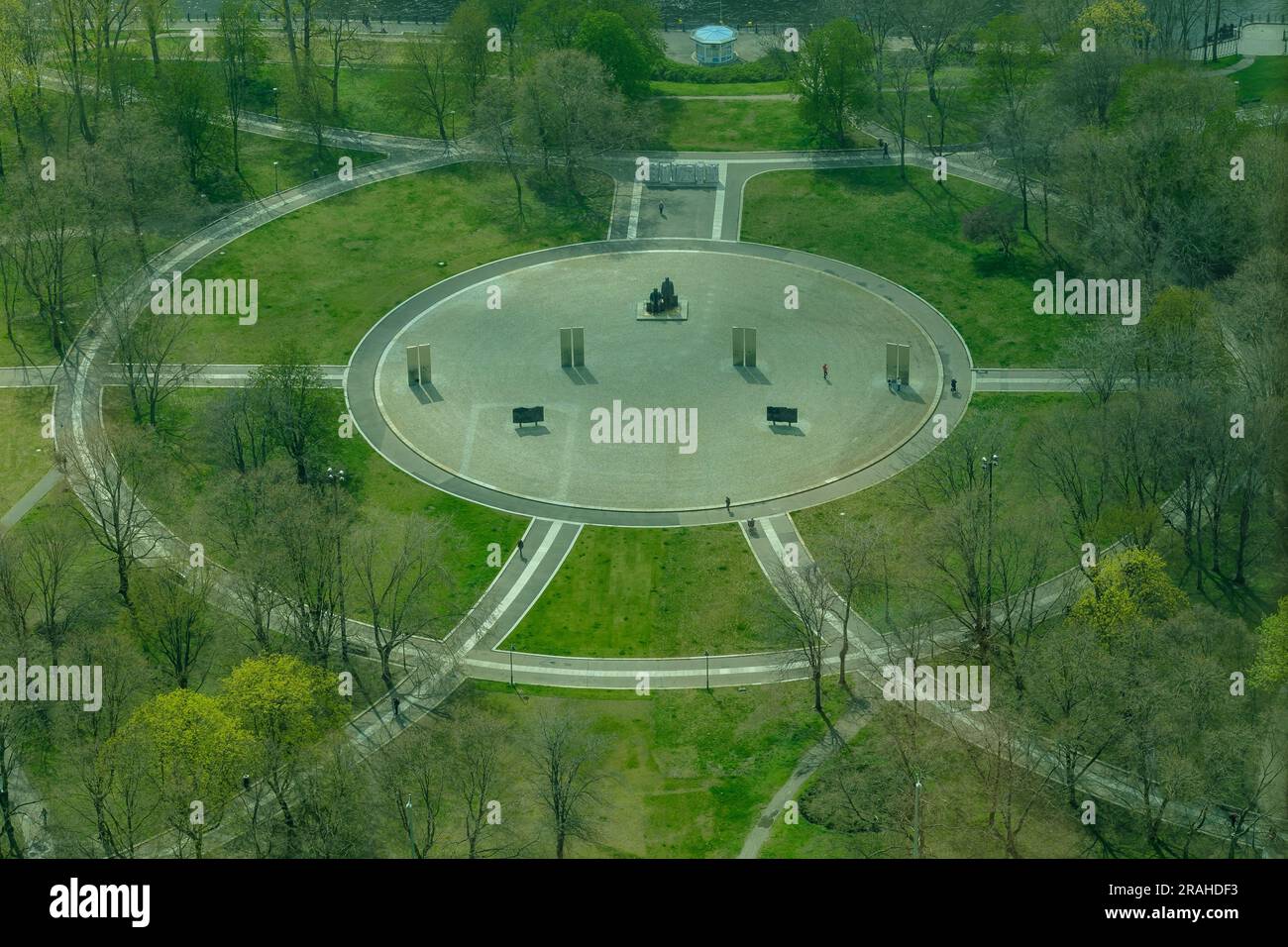 Vue panoramique du Marx-Engels-Forum, le parc public dans le quartier central de Berlin Allemagne Banque D'Images