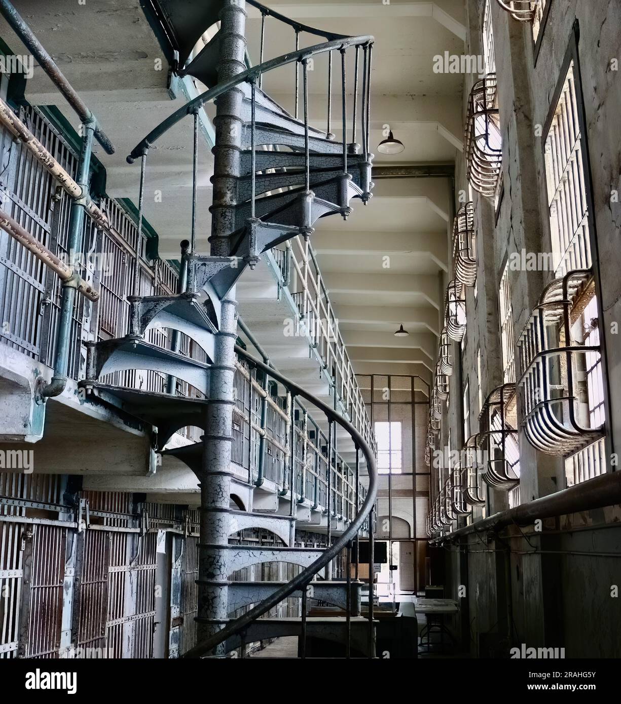 À l'intérieur du pénitencier fédéral d'Alcatraz avec un escalier en colimaçon menant à des couloirs avec cellules Alcatraz Island San Francisco California USA Banque D'Images