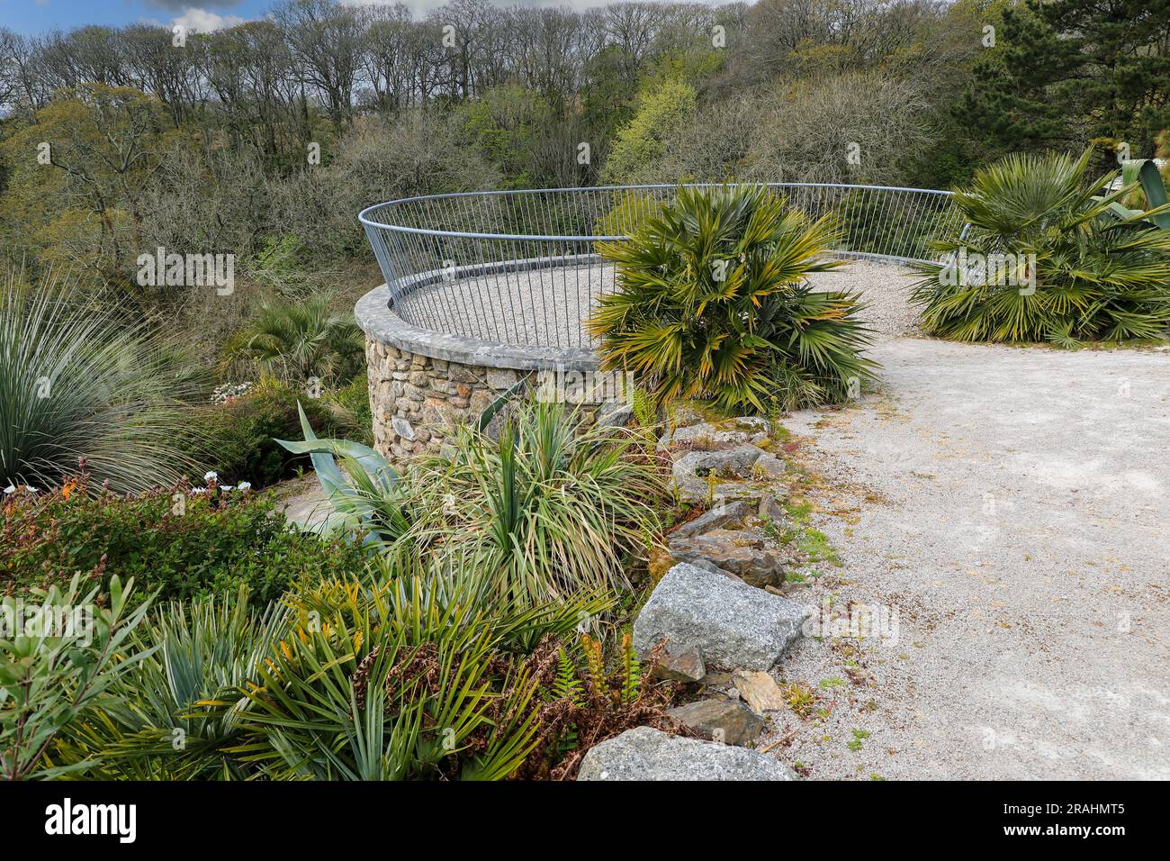 Une plate-forme d'observation à Tremenheere Sculpture Gardens près de Penzance, Cornouailles, Angleterre, Royaume-Uni Banque D'Images