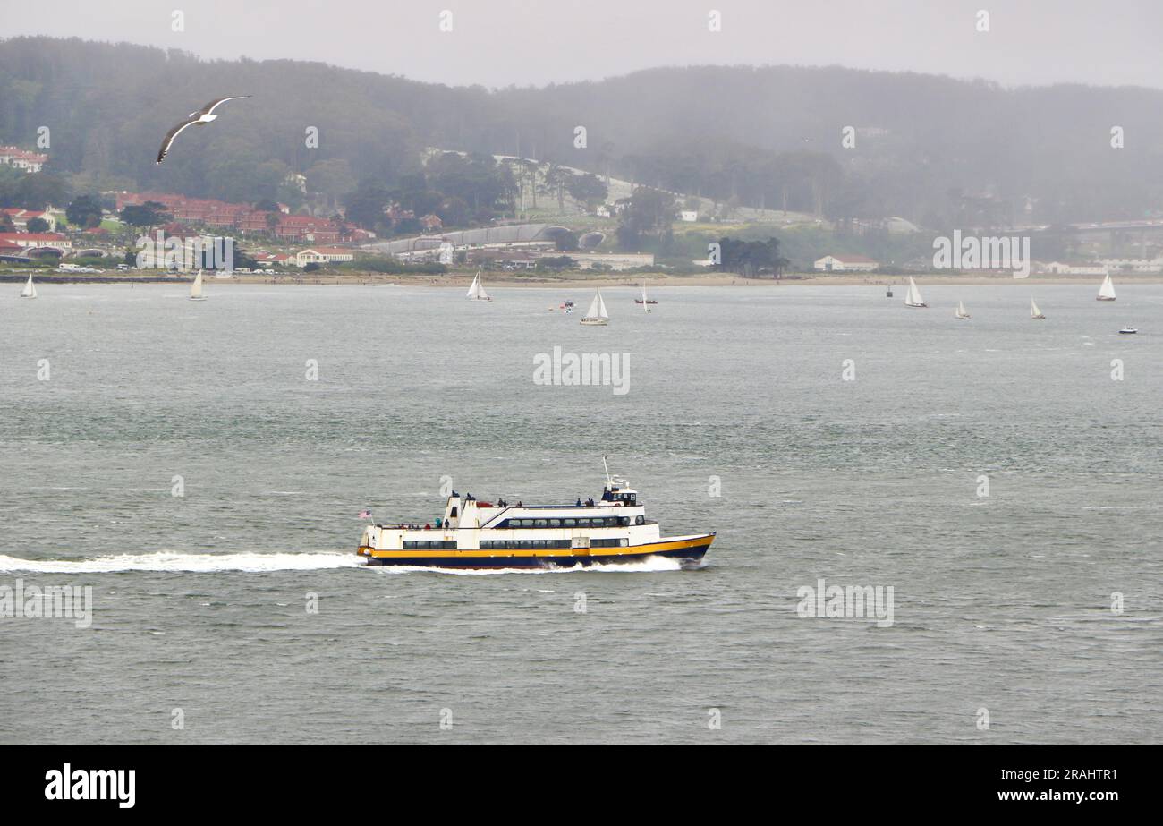 Ferry de passagers Bay Monarch exploité par Blue & Gold Fleet traversant la baie vue de l'île d'Alcatraz San Francisco Californie USA Banque D'Images