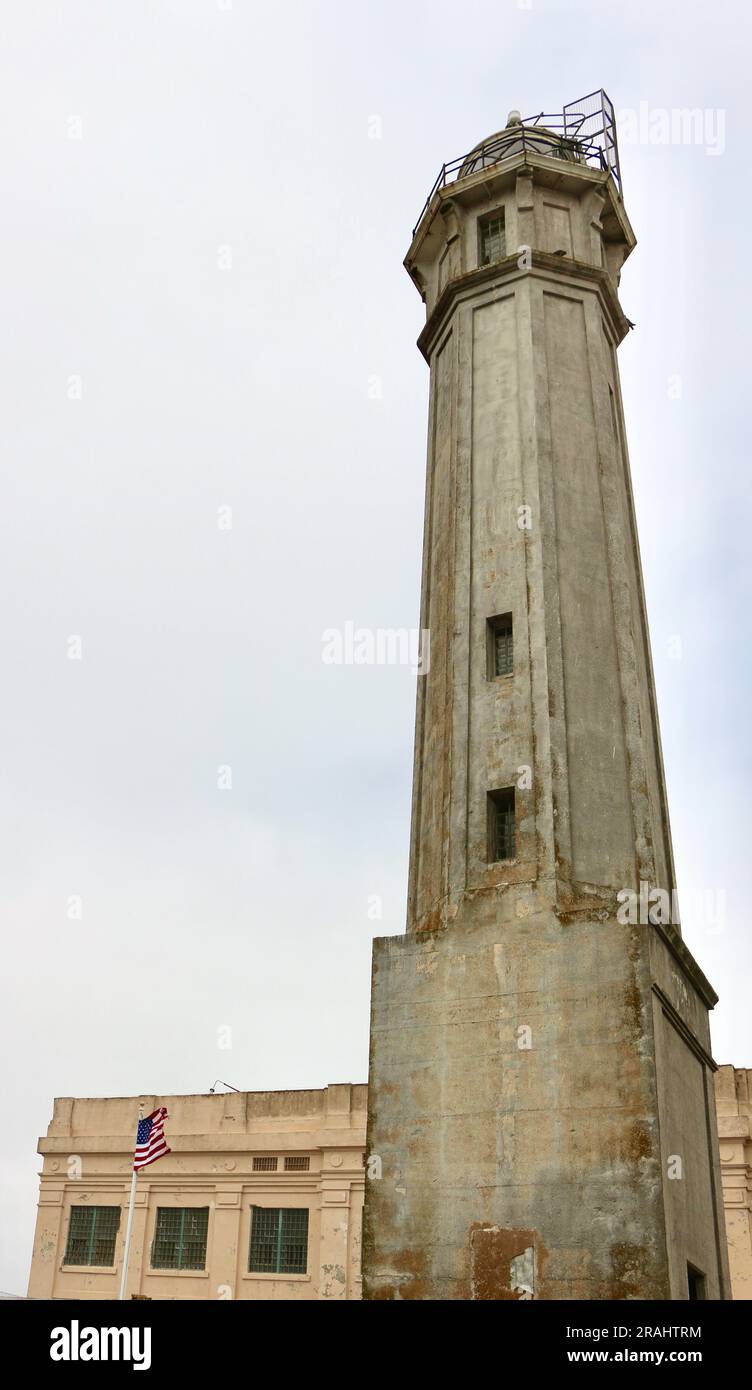 Béton Alcatraz Island Lighthouse Tour octogonale tapissée avec balcon et lanterne construite en 1909 San Francisco Californie États-Unis Banque D'Images