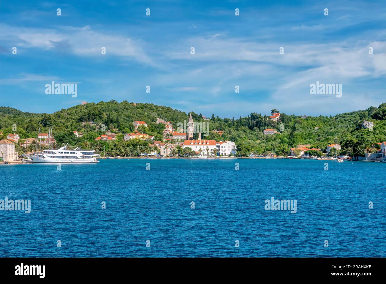 Approche en bateau, une vue sur le village pittoresque de Sipanska Luka sur Sipan, l'une des îles Elaphites sur la côte dalmate de la Croatie. Banque D'Images
